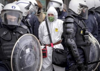 Полиция арестовывает протестующих во время митинга против ограничительных мер по борьбе с коронавирусом в Брюсселе. Фото: Olivier Hoslet / EPA