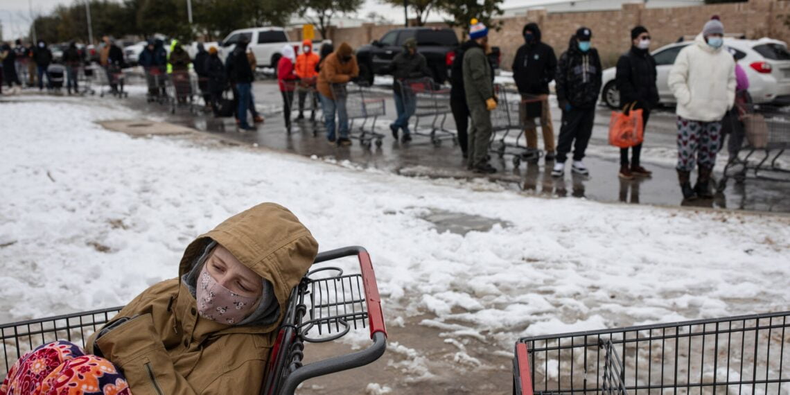 Очередь в продуктовый магазин в Остине, штат Техас. Шторм в Техасе