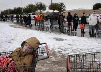 Очередь в продуктовый магазин в Остине, штат Техас. Шторм в Техасе