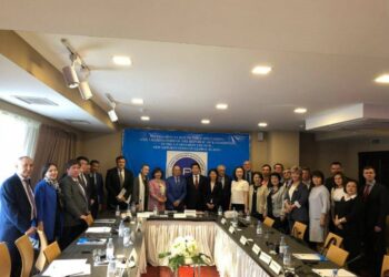 Памятное фото с участниками Международного политологического круглого стола в Астане