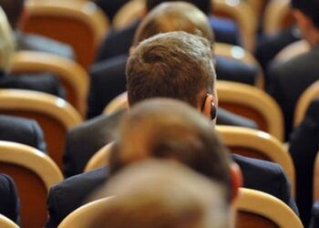 Врио губернаторов, которых назначил президент Владимир Путин осенью с.г., проводят перестановки во внутриполитических блоках своих администраций. Политических кураторов назначили врио глав Ненецкого автономного округа (НАО), Псковской и Ивановской областей, Марий Эл. В Самарской области и Пермском крае эти посты еще остаются вакантными.