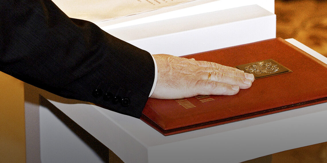 Конституция РФ и её гарант на присяге