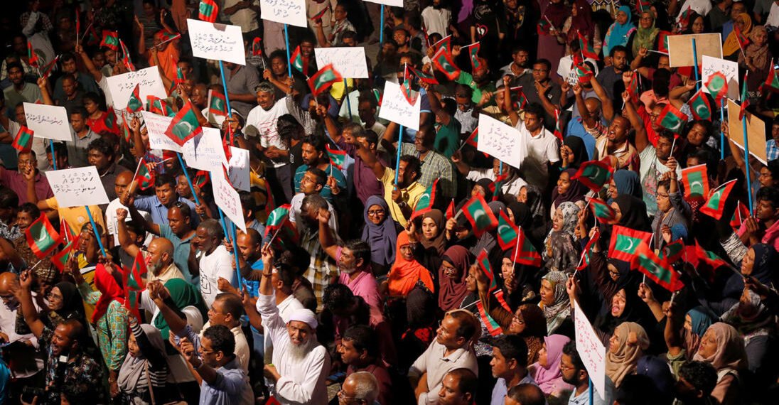 Акция протестов на Мальдивах. Иллюстрация: Sky News