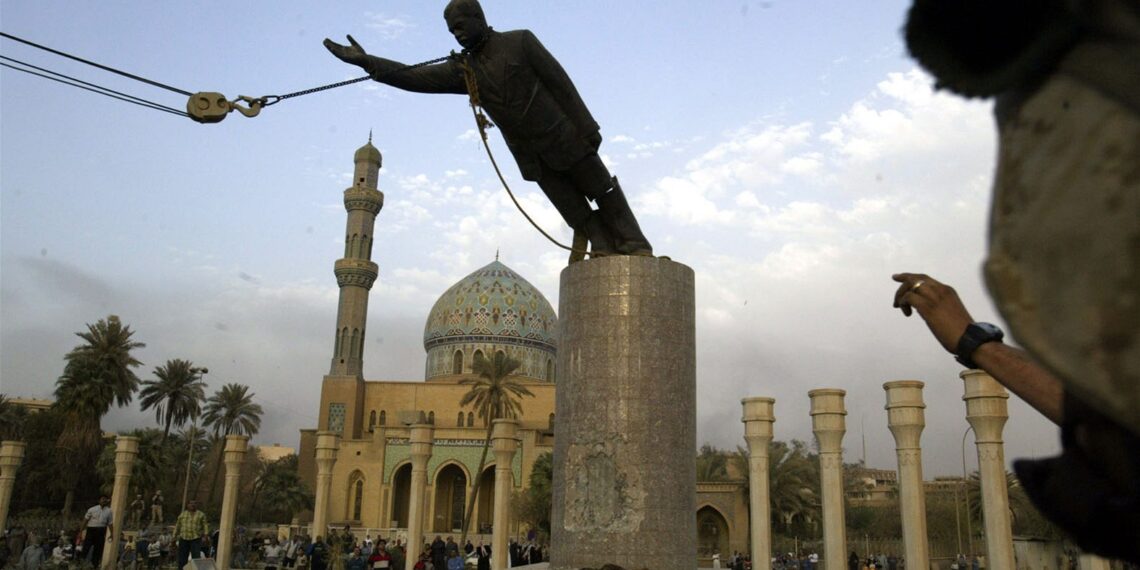 Снос памятника Саддама Хусейна в Багдаде. 9 апреля 2003 год.