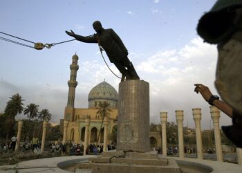 Снос памятника Саддама Хусейна в Багдаде. 9 апреля 2003 год.
