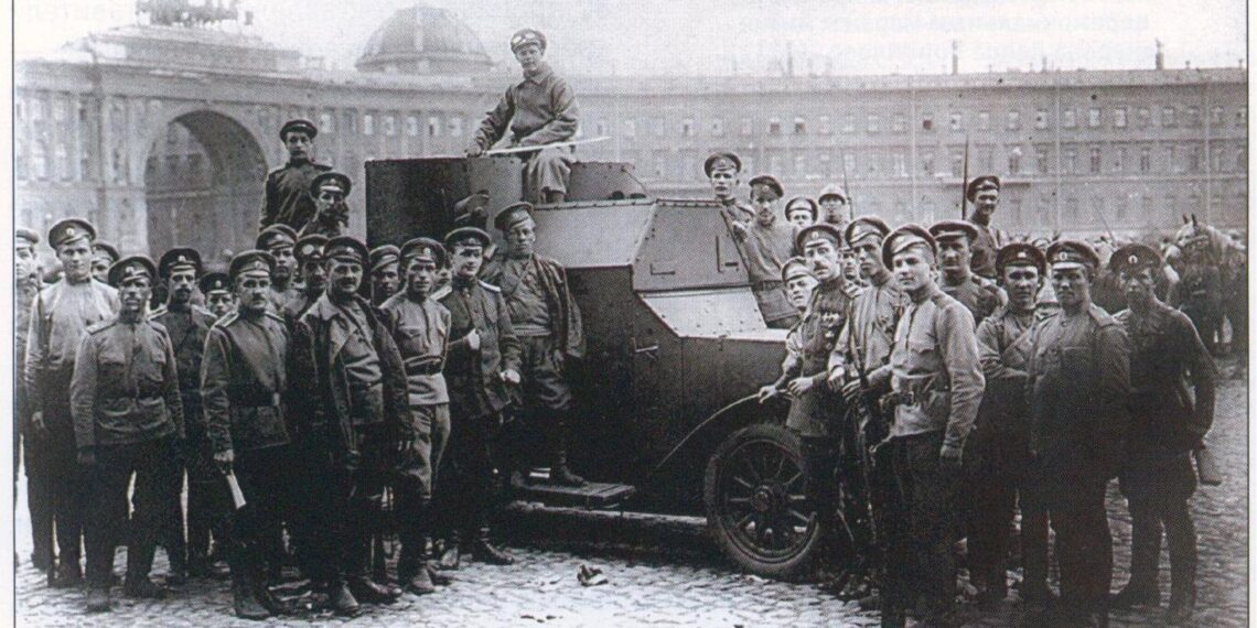 Броневик и юнкера на Дворцовой площади Петрограда. 1917 год