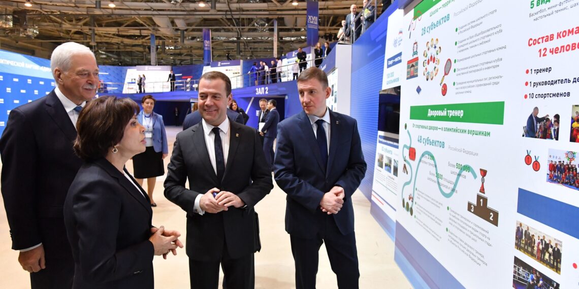 Дмитрий Медведев, Борис Грызлов и Андрей Турчак. Иллюстрация: Пресс-служба "Единой России"