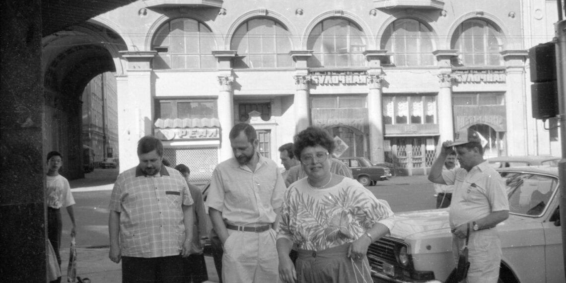 Депутаты первого созыва Рукина, Ковалевский, Катушенок и Москвин-Тарханов у здания Мосгордумы. Фото: Личный архив Михаила Москвина-Тарханова