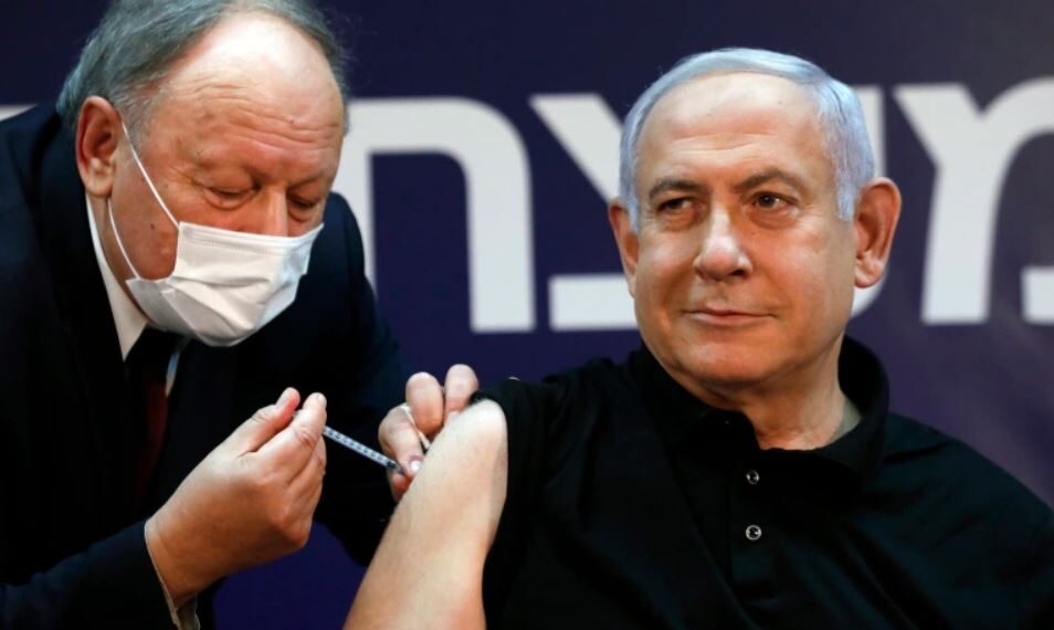 Биньямин Нетаньяху прививается от коронавируса в Медицинском центре Шиба. Фото: Амир Коэн / AFP