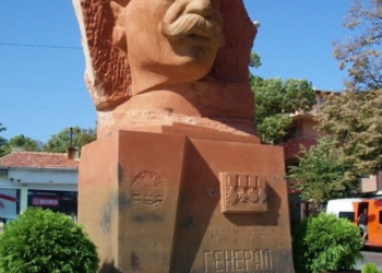 Памятник генералу Андранику Озаняну в Варне