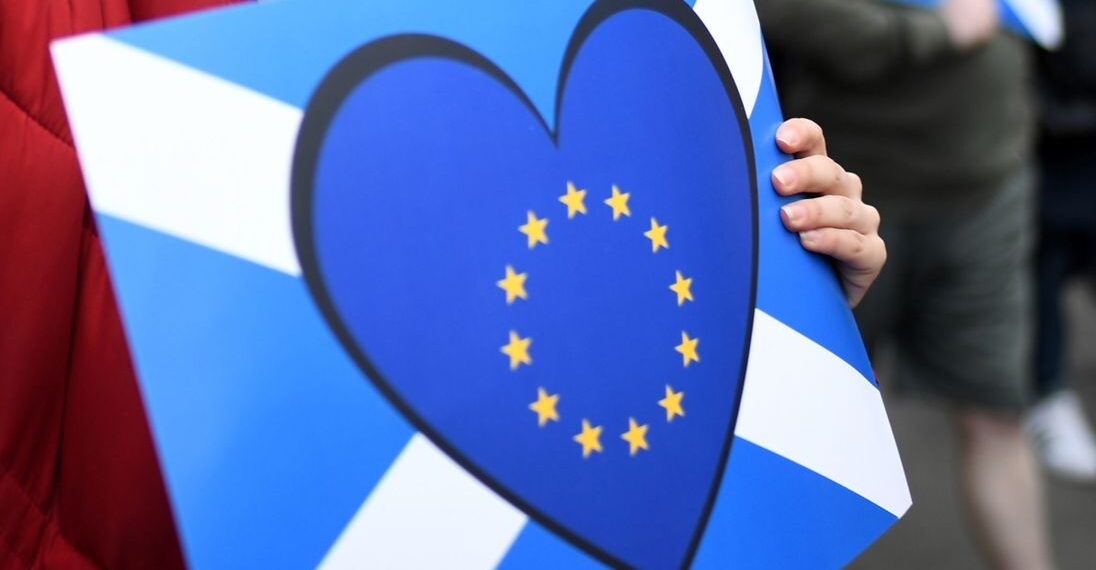 Флаг ЕС на фоне флага Шотландии. Фото: Sky News