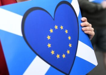 Флаг ЕС на фоне флага Шотландии. Фото: Sky News