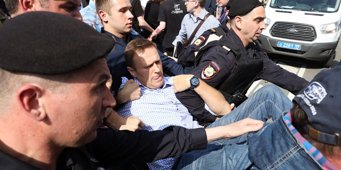 Задержание Алексея Навального на акции 5 мая с.г. Иллюстрация: Михаил Почуев / ТАСС