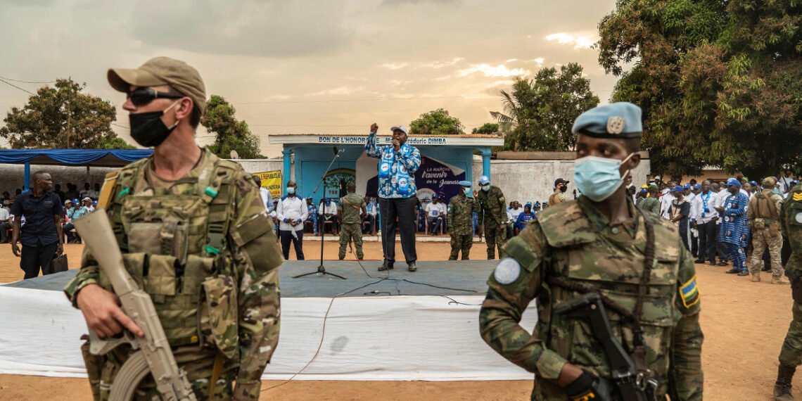 Фостен-Арканж Туадера выступает на предвыборном митинге в Банги. Фото: André Bâ / Xinhua / AP