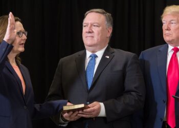 Джина Хаспел даёт присягу. Фото: Saul Loeb/AFP via Getty Images