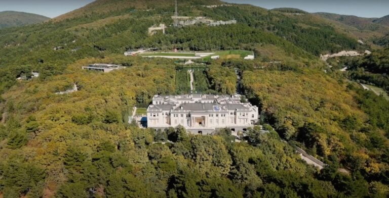 Фильм о «дворце» Путина не бьет по несущим конструкциям Кремля