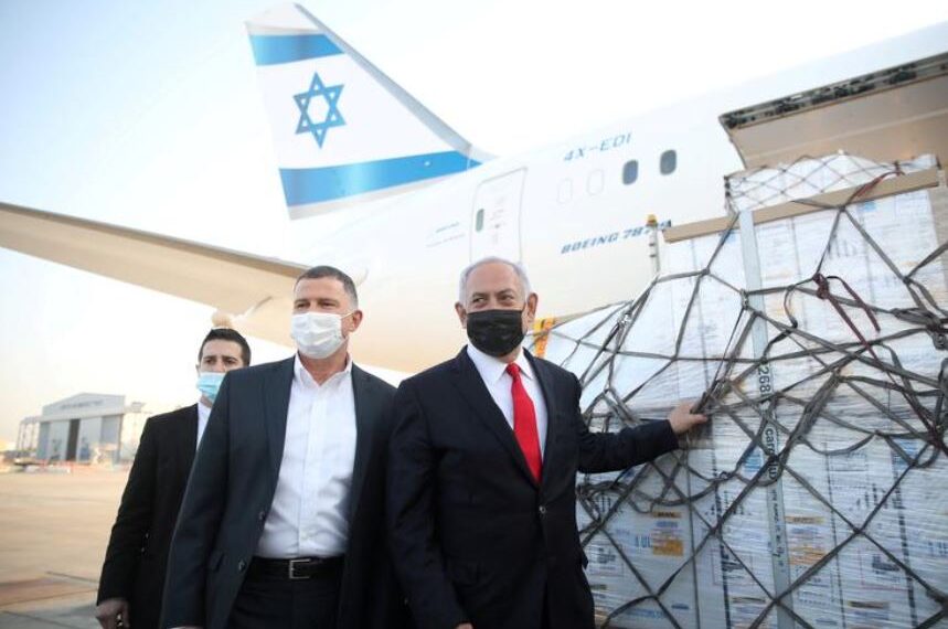 Биньямин Нетаньяху и Юлий Эдельштейн встречают самолет с партией вакцин от коронавируса Pfizer-BioNTech в аэропорту Бен-Гурион. 10 января 2021. Фото: Motti Millrod / Reuters