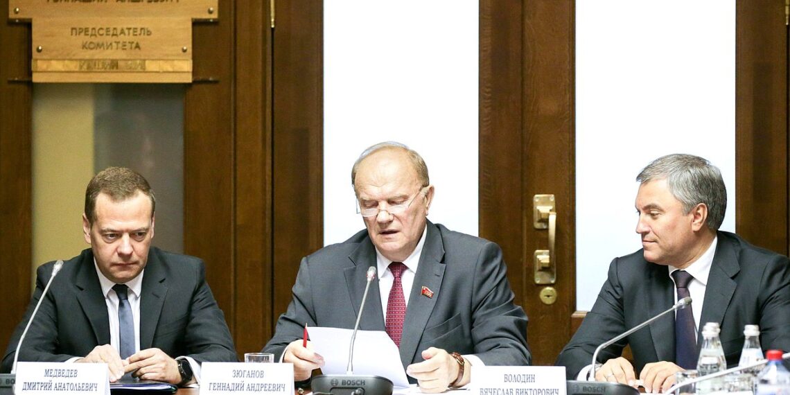 Дмитрий Медведев, Геннадий Зюганов и Вячеслав Володин. Иллюстрация: Пресс-служба Госдумы