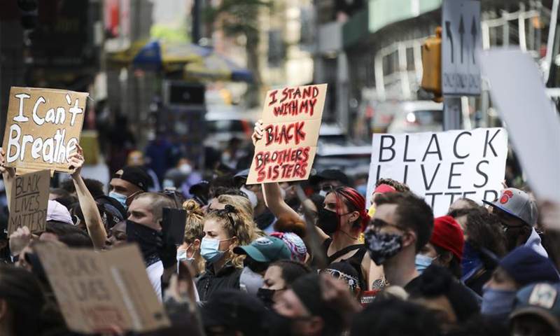 Акция протеста в Нью-Йорке. 1 июня 2020 года. Фото: Xinhua/Wang Ying