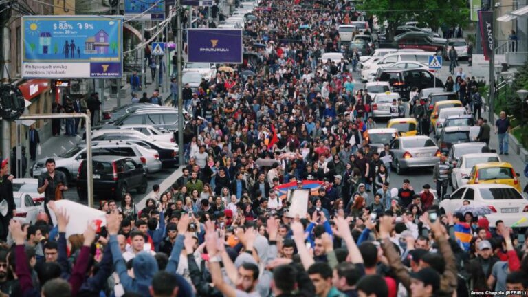 Владимир Погосян: Протесты в Армении – следствие коррупции и безработицы эпохи Саргсяна