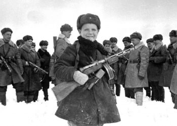 15-летний разведчик Вова Егоров с бойцами своего подразделения. Апрель 1942 г. Действующая армия.