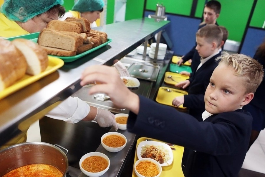 Школьное питание в Петербурге будут курировать в Центре управления регионом