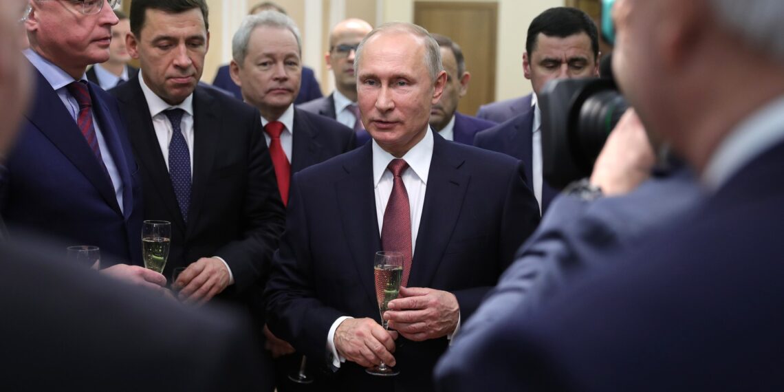 На встрече с действующими и бывшими главами регионов. Иллюстрация: Пресс-служба Кремля