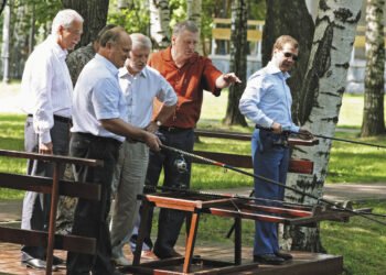 Главные политические "рыбаки" России на совместной рыбалке в резиденции Д. Медведева (фото из газеты "Известия")