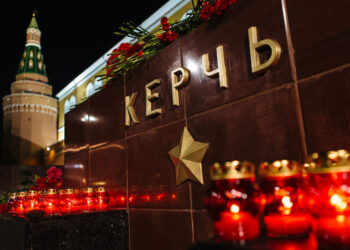 Цветы у мемориала Города-героя Керчь в Александровском саду. 17 октября 2018 года. Фото: Артем Сизов/"Газета.Ru"