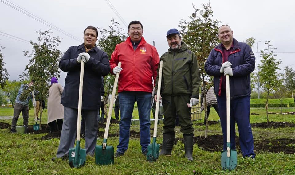 Участники акции «Сад победителей»