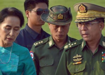 Аунг Сан Су Чжи и генерал Мин Аун Хлаин. Фото: abcnews