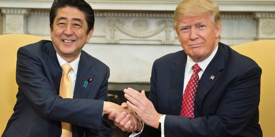 Дональд Трамп и Синдзо Абэ. Иллюстрация: nymag.com