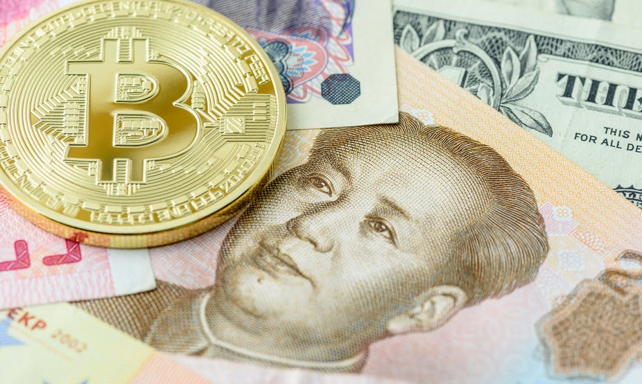 Цифровые и наличные деньги. Фото: William Potter / Shutterstock