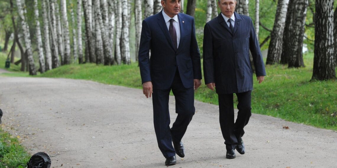 Владимир Путин и Алексей Дюмин. Иллюстрация: novayagazeta.ru