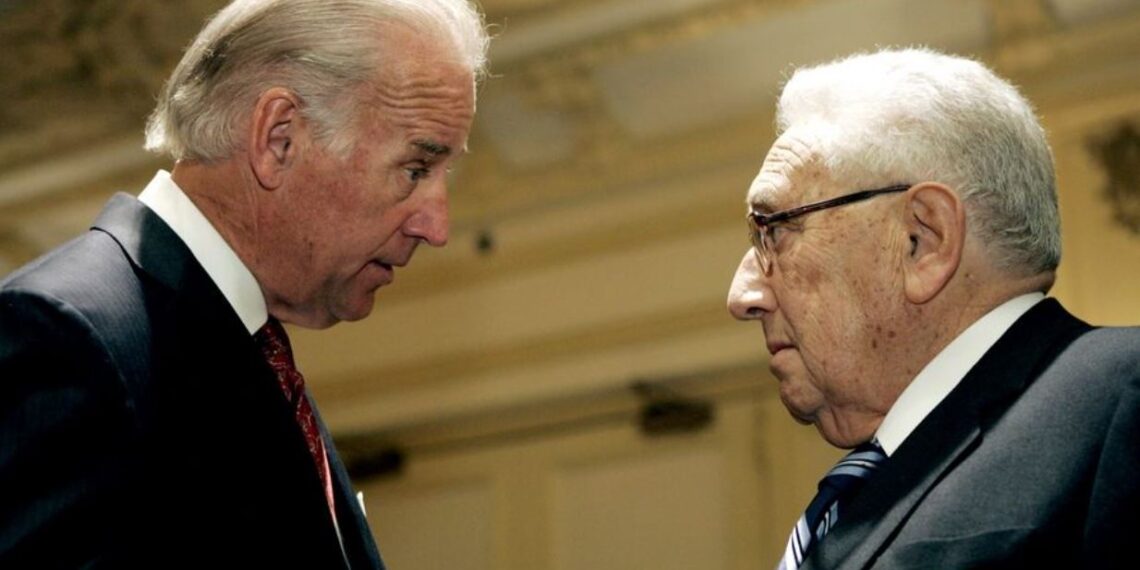 Джо Байден и Генри Киссинджер. Фото: dailyherald.com