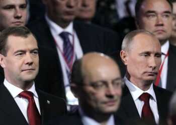 Дмитрий Медведев и Владимир Путин на съезде партии «Единая Россия». 27 ноября 2011 года. Фото: kremlin.ru