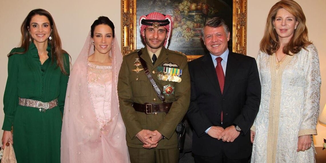 Король Абдалла II и принц Хамза с женами. Фото: commercesandco.com