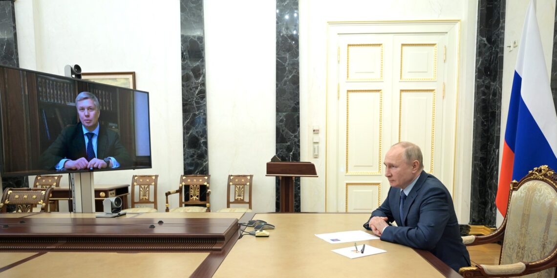 Владимир Путин в ходе встречи с Алексеем Русских. Фото: kremlin.ru