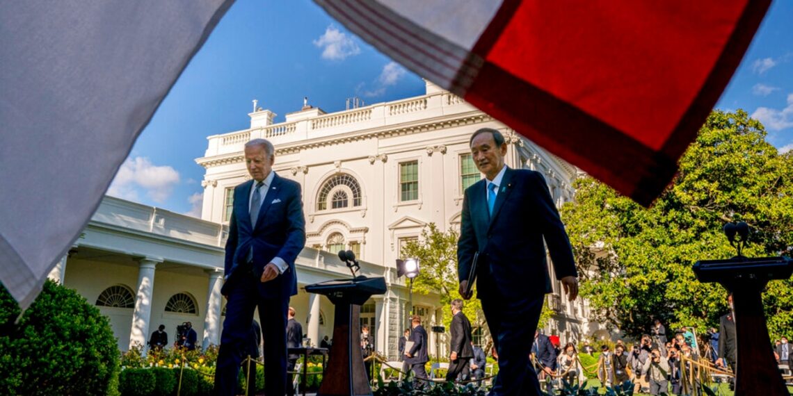 Джозеф Байден и Ёсихидэ Суга. Фото: AP