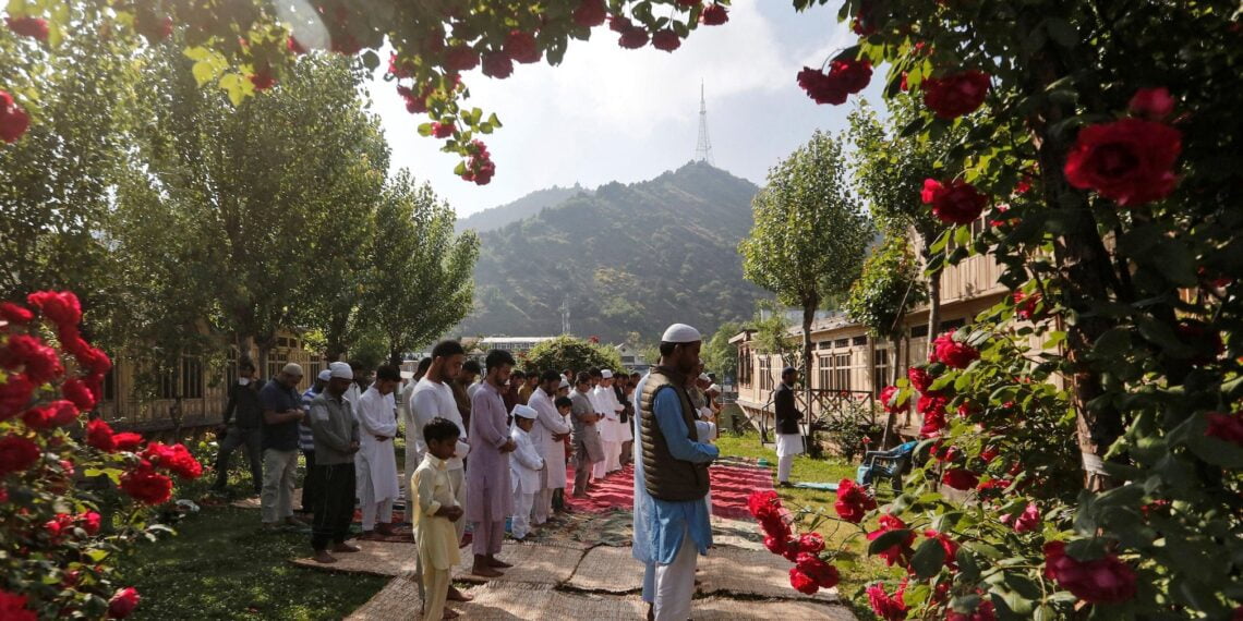 Кашмирские мусульмане молятся на открытом воздухе. Фото: Reuters