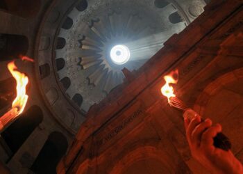 Благодатный огонь. Фото: Владимир Смирнов/ТАСС