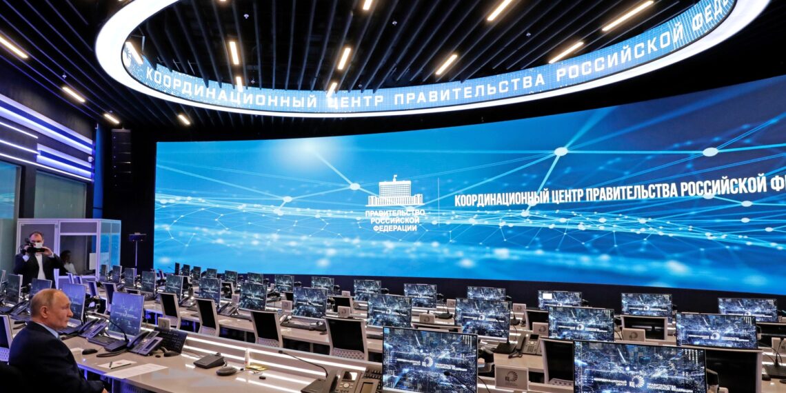 Владимир Путин в ходе посещения Координационного центра Правительства. Фото: kremlin.ru