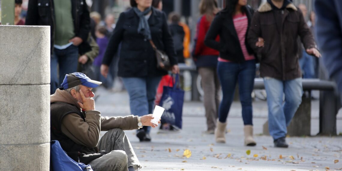 Мужчина просит милостыню в Берлине. Октябрь 2012 года. Фото: Reuters