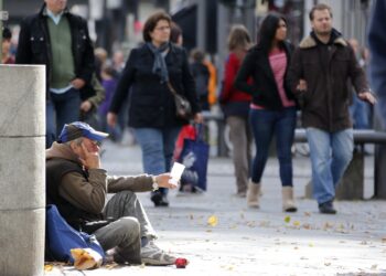 Мужчина просит милостыню в Берлине. Октябрь 2012 года. Фото: Reuters