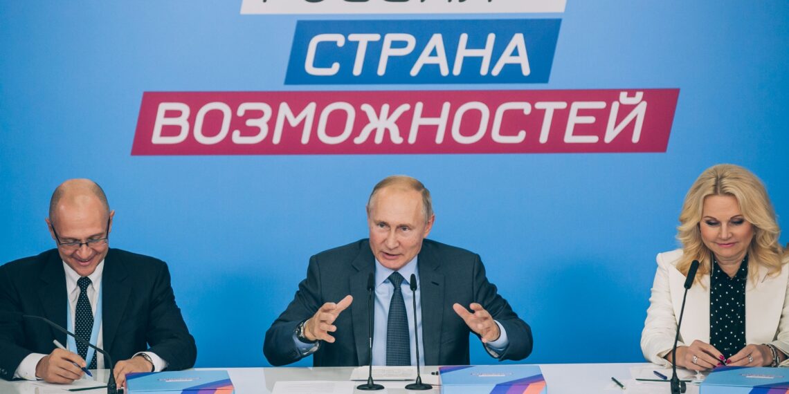 Сергей Кириенко, Владимир Путин и Татьяна Голикова. Фото: пресс-служба АНО «Россия — страна возможностей»