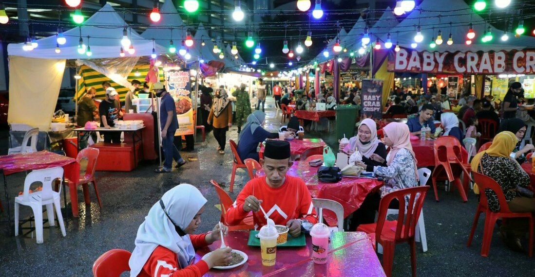 Вечерний приём пищи во время месяца Рамадан в Куала-Лумпуре. Фото: Reuters