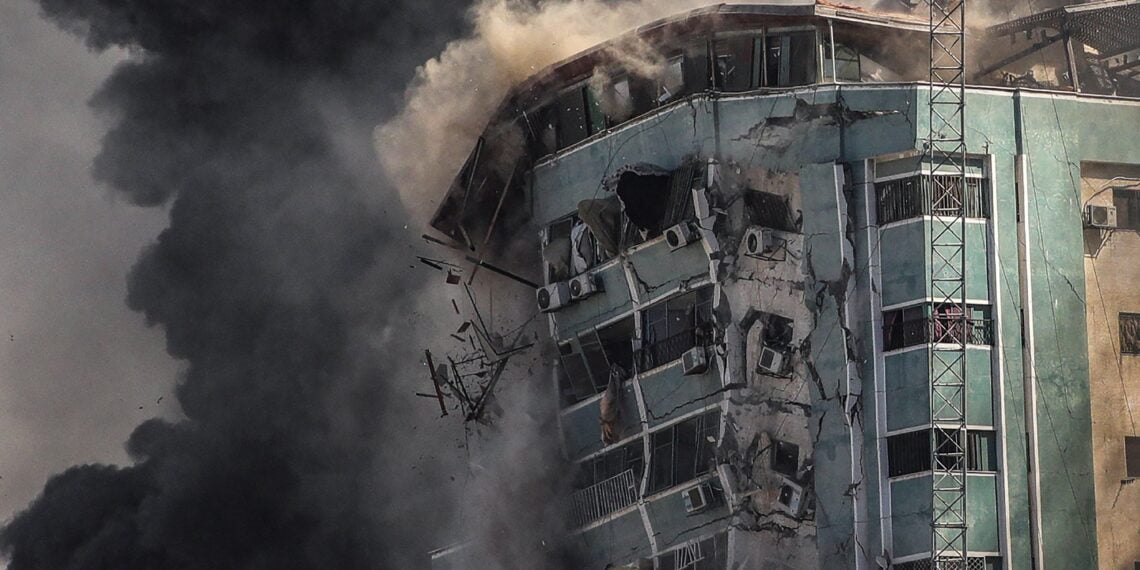 Башня Аль-Джалаа в Газе на момент разрушения. Фото: EPA