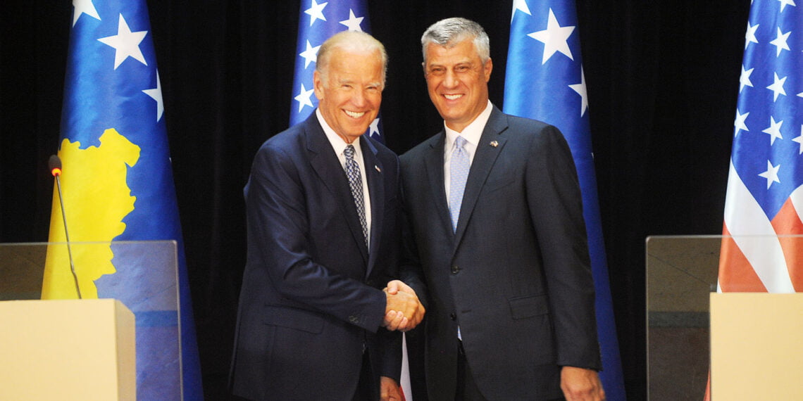 Джозеф Байден и Хашим Тачи. 2016 год. Фото: пресс-служба главы Косово