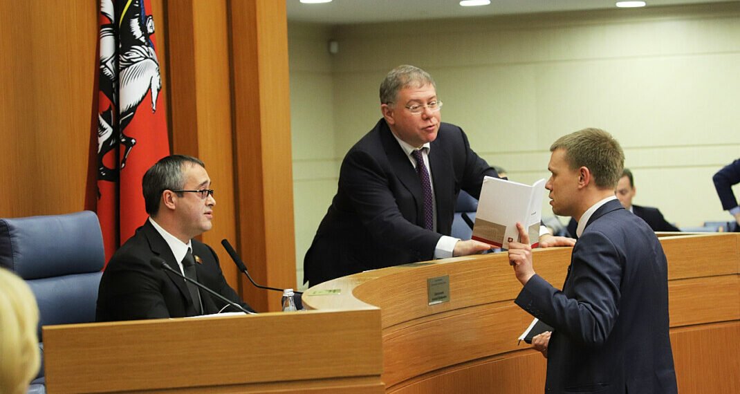 Алексей Шапошников, Степан Орлов и Евгений Ступин на заседании Мосгордумы. Фото: duma.mos.ru