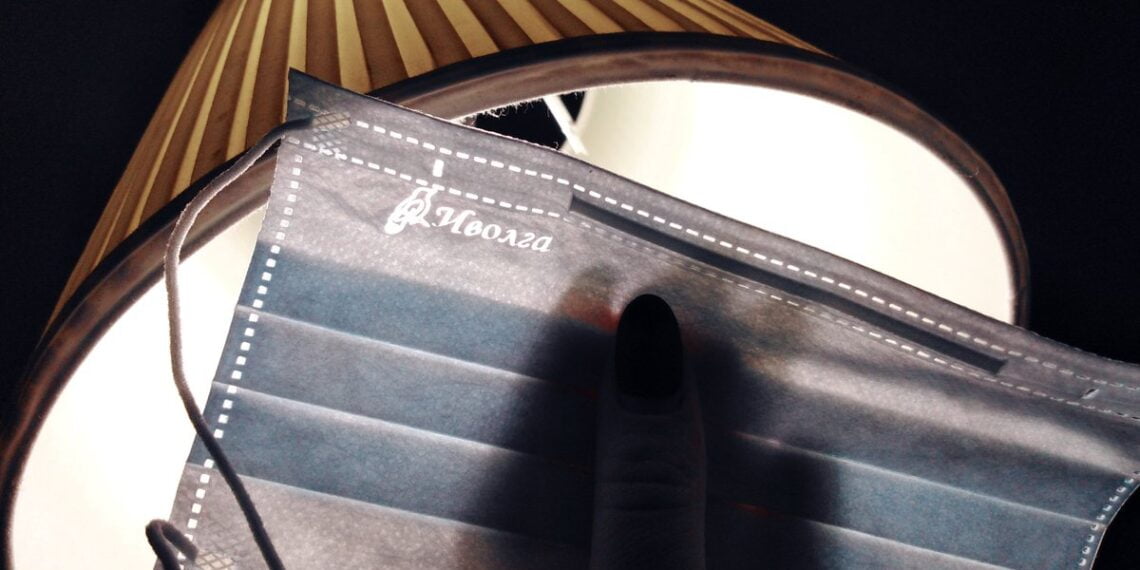 Маска и свет. Фото: Twitter